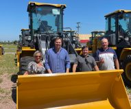 MUNICÍPIO RECEBE MÁQUINA CARREGADEIRA E RETRO